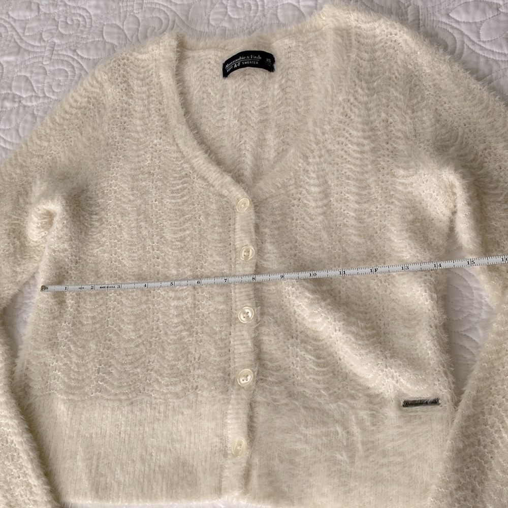 ABERCROMBIE & FITCH short “soft A&F cardigan sweater” in ivory - Picture 3 of 8